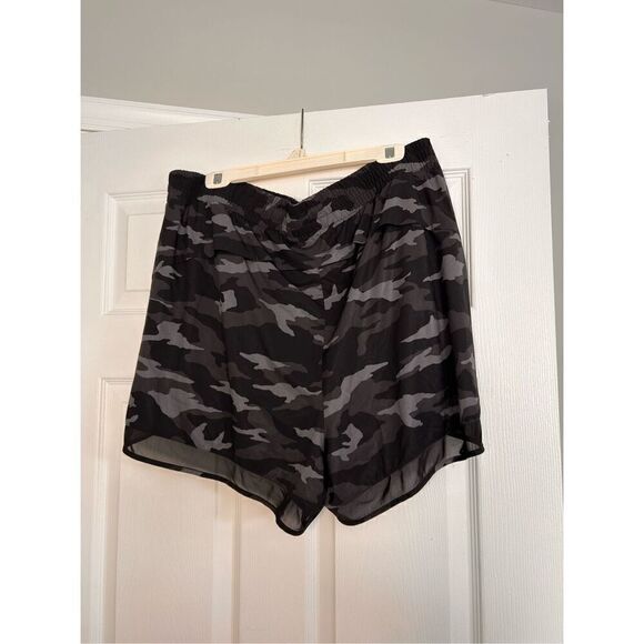 Athleta printed mesh racer run shorts 4” size 2x C2-9 - Picture 2 of 3